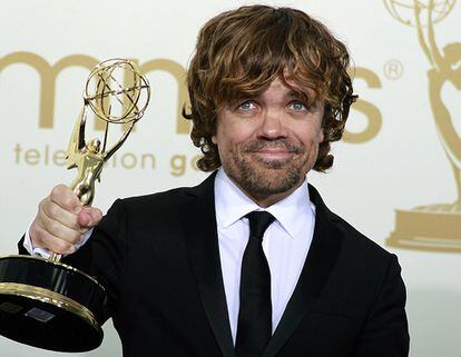 El actor Peter Dinklage posa con su Emmy por su interpretación de Tyrion Lannister en 'Juego de Tronos', en 2019.
