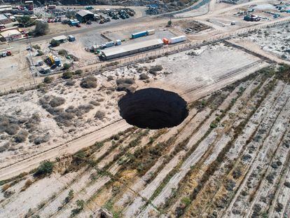 Vista del gran socavón en terrenos de la operación minera de Alcaparrosa de Candelaria, Tierra Amarilla.