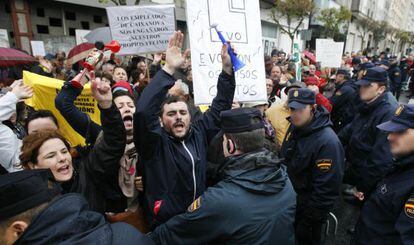 Afectados por las acciones preferentes en una manifestaci&oacute;n frente al Parlamento gallego.