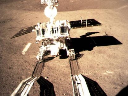 El robot 'Yutu-2' descendiendo del módulo de alunizaje, en una foto tomada en el lado oculto de la Luna. En vídeo, recreación del alunizaje.