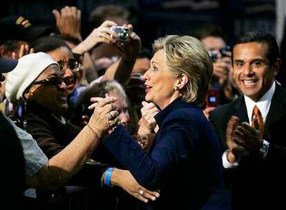 Hillary Clinton, acompañada por el alcalde de Los Ángeles, Antonio Villaraigosa, saluda a sus partidarios en un mitin en San Diego.