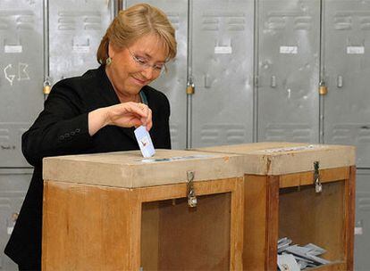 La presidenta de Chile, Michelle Bachelet, emite su voto en Santiago de Chile