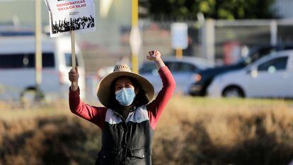 Una mujer simpatizante del movimiento sindical se manifiesta en las afueras de General Motors, el 1 de febrero de 2022.