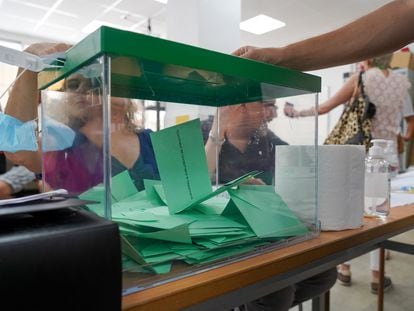 Urnas con las papeletas donde los andaluces ejercen su derecho al voto durante el día de las elecciones a la presidencia de la Junta de Andalucía.