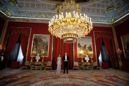 Los reyes de España, Felipe VI y Letizia, esperan para saludar a sus invitados, antes de la cena de gala que los monarcas españoles ofrecen al mandatario de Qatar.