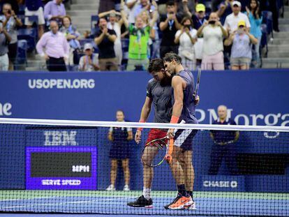 Nadal y Thiem se abrazan tras el pulso de cuartos en la central de Nueva York.