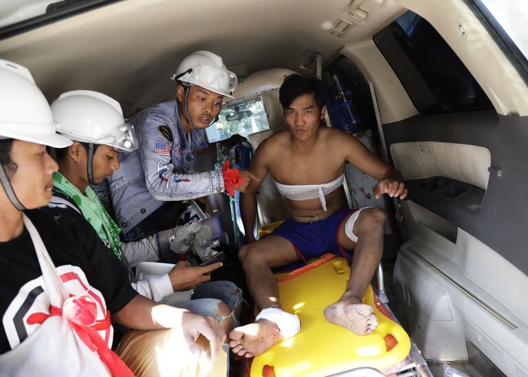 Médicos atienden a un herido, este miércoles en Yangón.