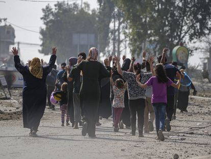 Un grupo de civiles, manos en alto, huye hacia el sur de la franja de Gaza el pasado 5 de noviembre.