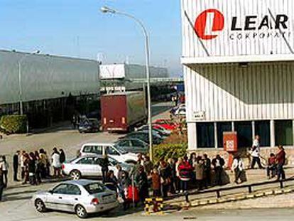 Trabajadores de Lear protestan ayer a las puertas de la fábrica al conocer la decisión de cerrar.