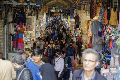 Aspecto que presentaba el pasado miércoles el Gran Bazar de Teherán, donde los iraníes hacían sus compras de Nowruz a pesar del coronavirus.
