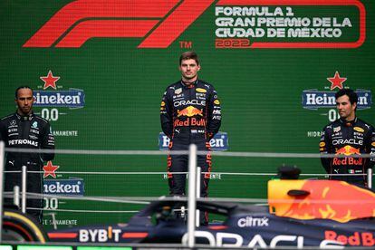 Los pilotos de Red Bull, Max Verstappen y Checo Pérez, en primer y tercer lugar del podio respectivamente, con Lewis Hamilton de Mercedes, en el segundo lugar del podio.