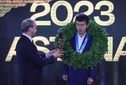 El presidente de la Federación Internacional de Ajedrez (FIDE), Arkady Dvorkovich, hace entrega del trofeo de campeón del mundo a Liren Ding en Astaná (Kazajistán), este lunes. 