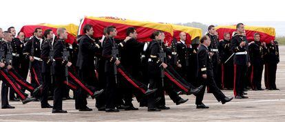 Los féretros con los restos mortales de los cuatro militares fallecidos en Haití el pasado viernes, a su llegada a la base de Rota (Cádiz) en un avión de la Fuerza Aérea Española.