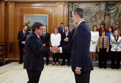 El nuevo ministro de Seguridad Social, Inclusión y Migraciones, José Luis Escrivá (a la izquierda), saluda al rey Felipe tras la jura de su cargo.