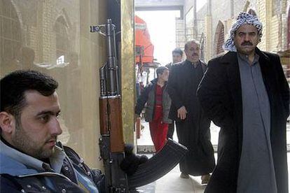 Un hombre monta guardia a la entrada de la mezquita del jeque Abdul Qadir en Bagdad.