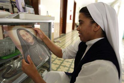 Una monja observa una imagen de la madre Lupita