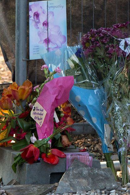 También personas anónimas han querido rendir homenaje a Peaches llevando flores a la iglesia. Más de 30 ramos decoran las proximidades del templo.