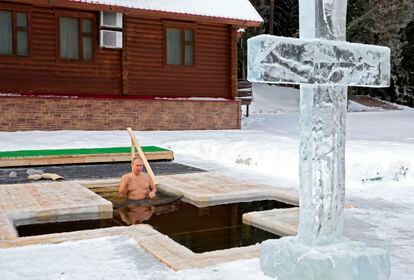 Vladímir Putin se sumerge en un lago helado de la región de Moscú, este martes, para conmemorar la epifanía ortodoxa.