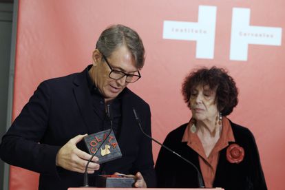 The director of the Colita Archive, Francesc Polop, and the writer Maruja Torres, with a box from the photographer Colita of her 'in memoriam' legacy at the Cervantes Institute, this Thursday, in Madrid.