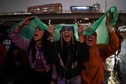 Cientos de mujeres marchan para conmemorar el día internacional de la eliminación de la violencia contra las mujeres, en Bogotá, el 25 de Noviembre de 2022.