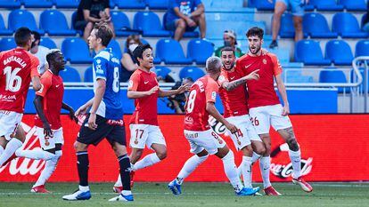 Los jugadores del Mallorca celebran el gol de Fer Niño ante el Alavés este sábado en Mendizorroza.