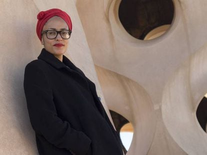 La británica Zadie Smith, retratada en La Pedrera (Barcelona) en 2017, publica un ensayo sobre la pandemia. 