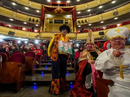 Algunos de los disfraces que se han podido ver en el patio de butacas del Teatro Real este jueves, durante el sorteo de la Lotería de Navidad.