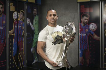 Ferrão posa con la copa de la Champions en el vestuario azulgrana del Palau.