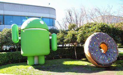 Jardín con figuras homenaje a Android en la sede de Google.