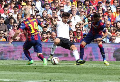 André Gomes intenta controlar el balón entre Mascherano y Neymar.