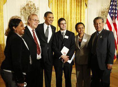 Obama posa en la Casa Blanca con asistentes a la conferencia sobre la reforma sanitaria.