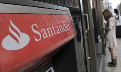 Un cajero autom&aacute;tico del Banco Santander. 