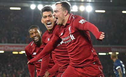 Shakiri celebra el tercer gol del Liverpool al Manchester United en el partido disputado el domingo.