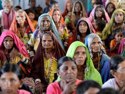 Mujeres tribales del distrito de Talupulla, en el Estado indio de Andhra Pradesh, asisten a una reuni&oacute;n vecinal para discutir los trabajos que se llevar&aacute;n a cabo en la implementaci&oacute;n del programa MGNREGA de ayuda a agricultores.