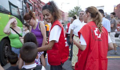 Voluntarios de Cruz Roja reciben a los vecinos evacuados por el incendio que afecta al sur de Tenerife. 