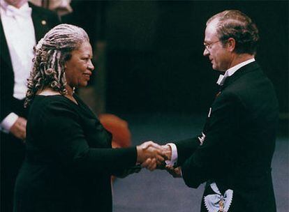 Toni Morrison, autora estadounidense, recibe el Nobel en 1993 de manos del rey Gustavo de Suecia.