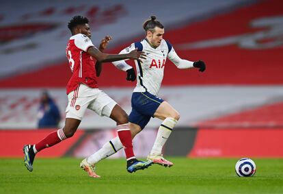Bale, defendido por Thomas, este domingo en el Arsenal-Tottenham.