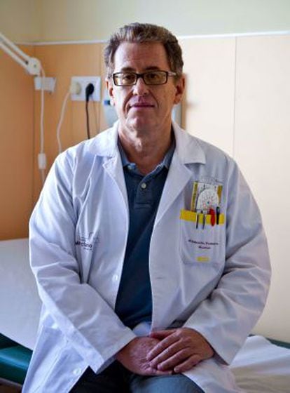 El médico Mario Soler, en su centro de salud en Murcia.
