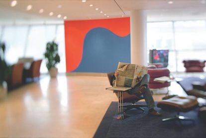 Si se despegaba desde Nueva York, los pasajeros eran recibidos en una sala de espera exclusiva diseñada por Conran and Partners, decorada con sillas de Charles y Ray Eames y lámparas de la Bauhaus. |