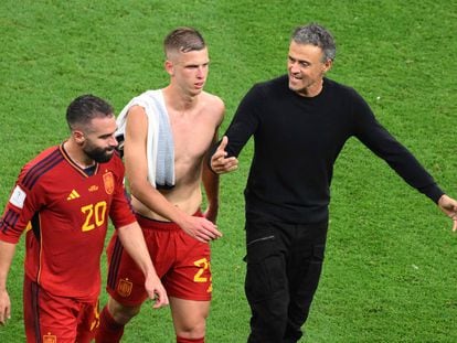 Luis Enrique conversa con Carvajal (izquierda) y Dani Olmo este domingo tras el empate entre España y Alemania en el estadio Al Bayt, en Jor (Qatar).