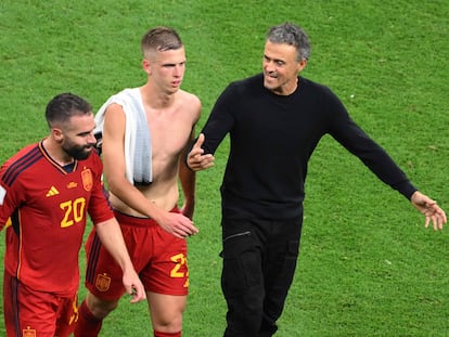 Luis Enrique conversa con Carvajal (izquierda) y Dani Olmo este domingo tras el empate entre España y Alemania en el estadio Al Bayt, en Jor (Qatar).