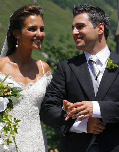 Paula Echevarría y David Bustamante, el día de su boda en el Santuario de la Virgen de Covadonga (Asturias), en julio de 2006.