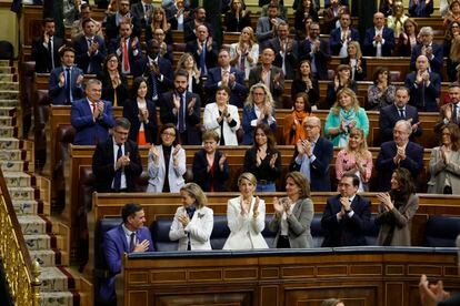 Los miembros del Gobierno y la bancada socialista aplauden la intervención del presidente del Gobierno, Pedro Sánchez, durante el debate de la moción de censura presentada por Vox.