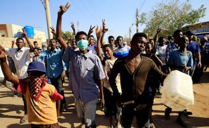 Un grupo de manifestantes sudaneses, el pasado jueves en Jartum.