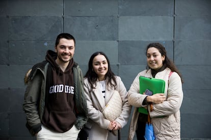 Cristian Leiro (23), Cinthia Piñeiro (23) y Clara Otero (23), delante de la Biblioteca Concepción Arenal de la USC./ ÓSCAR CORRAL (EL PAÍS).