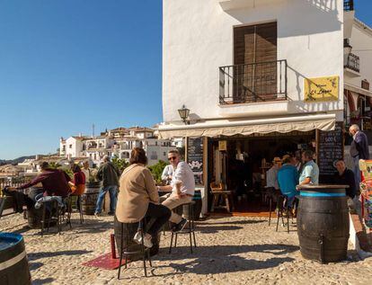 La terraza de El Lagar, donde probar vinos dulces de Málaga.