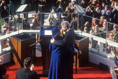 Bill Clinton abraza a su esposa Hillary Clinton y a su hija Chelsea en su toma de posesión, en 1993 en Washington.