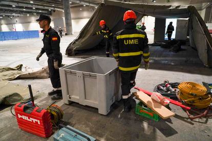 Militares de la UME preparan el interior del pabellón que acogerá al nuevo albergue