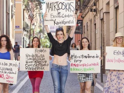 Las actrices de &#039;Matrioskas&#039;, promocionando la obra en la calle.