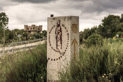 Un mojón con indicaciones del Camino de Santiago, en la localidad zamorana de Calzadilla de Tera.